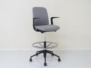 【遠方倉庫在庫品】【無駄のないスタイリッシュなデザイン！】■オカムラ　■ライブスシリーズ　■グレー　■固定肘　■足掛けあり　【カウンターチェア】【RA】