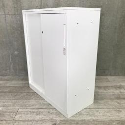 【手狭なオフィスで大活躍！導線を確保できる引き違い戸のキャビネット！】■コクヨ（KOKUYO）製　エディアシリーズ（EDIA）　引き違い書庫　2枚扉　ローキャビネット　■天板付き/ベース付き　■シリンダー錠　■ホワイト 【弊社使用欄：A01034107】