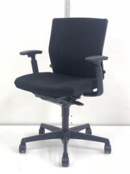 【博】【人気のオカムラ製でブラックカラーのチェアがロッドで揃います★】オカムラ製　エスクード / ローバック / 肘付 　オフィスチェア　パソコンチェア　ブラック　《オフィスバスターズ福岡博多店は、福岡を拠点として、日本全国へ中古オフィス用品・オフィス家具を提供しております》【※サテライトは商談スペースのみの為、在庫は福岡の在庫を掲載しております。商品につきましてはお電話にてお問い合わせください】