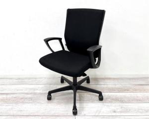 【博】【ロッドで揃います★オカムラ製の肘付のブラックカラー】オカムラ製　エスクード / ローバック / 肘付 　オフィスチェア　パソコンチェア　ブラック　《オフィスバスターズ福岡博多店は、福岡を拠点として、日本全国へ中古オフィス用品・オフィス家具を提供しております》【※サテライトは商談スペースのみの為、在庫は福岡の在庫を掲載しております。商品につきましてはお電話にてお問い合わせください】