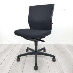 【博】【オカムラ製の定番チェアがブラックカラーで揃います★】オカムラ製　エスクード / ローバック / 肘無 　オフィスチェア　パソコンチェア　ブラック　《オフィスバスターズ福岡博多店は、福岡を拠点として、日本全国へ中古オフィス用品・オフィス家具を提供しております》【※サテライトは商談スペースのみの為、在庫は福岡の在庫を掲載しております。商品につきましてはお電話にてお問い合わせください】