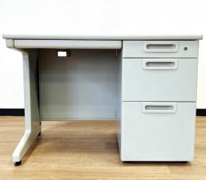 【☆省スペースタイプのオフィスデスク！】■プラス製　片袖デスク　W1000×D600×H700mm　エルグレー　■スタンダードなデザインで使いやすい！【PLUS　LA】