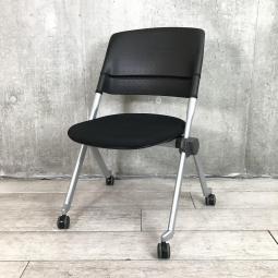 【関東倉庫在庫品】【キャスター付きで移動しやすい！会議やセミナーにオススメ！】■オカムラ製　リータ　ネスティングチェア　■ブラック【弊社使用欄：A01001255】【ECBMC】