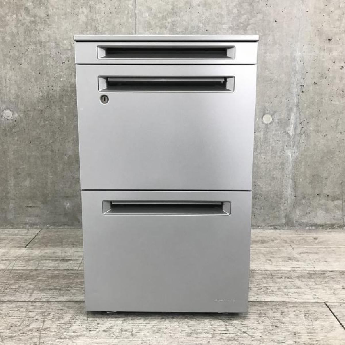 【在庫入替セール品】【メタリックなカラーリングでフリアドとの相性も抜群！シリンダー錠でセキュリティ面も安全！使い勝手のよい3段ワゴン！】■オカムラ(okamura)製　アドバンスシリーズ　3段ワゴン　フリアド用　■シルバー　■シリンダー鍵【弊社使用欄：A01021781】
                        アドバンス
                                    中古
            