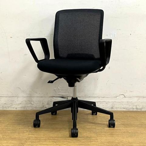 内田洋行　カリッサ　肘付きチェア　固定肘　背メッシュ　コンパクトなデザインがおすすめポイント　オールブラックで人気のカラーリング