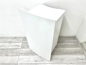 【定価約11万円】【講演会や会議、ミーティングの際に便利！】■内田洋行/講演台80型　■ホワイト　■キャスター付き　■配線口あり