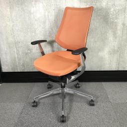 【在庫入替セール品】【訳あり品】【イスとひとつになれる新感覚！揺れ動く座面で体幹も整える！】■コクヨ（KOKUYO）製　イングチェア （ing）　肘付ハイバック　■テラコッタ　■背面メッシュタイプ　■固定肘　※背面破れあり【弊社使用欄：A01005782】【ID】