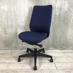 【機能とサステナブルを両立！さまざまなワークシーンと調和します！】■オカムラ（okamura）　ポータムチェア（potam）　肘無し　ハイバック　■クロスバックタイプ　■ブルー 　【弊社使用欄：A01034969】