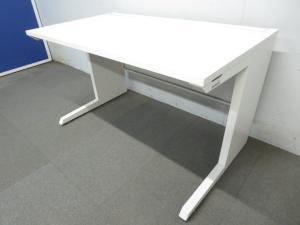 【使いやすさを追究したデザイン！】■イトーキ製　平デスク　W1200×D700×H720mm　ホワイト　引出無　■高品質で使いやすい人気商品！【ITOKI　CZR】