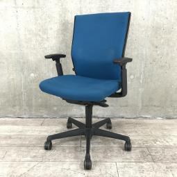 【関東倉庫在庫品】【コストパフォーマンスに優れたオススメチェア！】■オカムラ製　エスクード　肘付ハイバックチェア　■ブルー【弊社使用欄：A00995897】【ECBMC】
