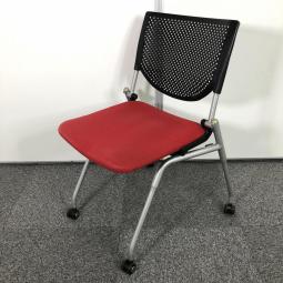 【9脚入荷】【座を跳ね上げ省スペースで収納可能！セミナーや研修に最適！】■オカムラ（okamura）製　プロスタックシリーズ　ネスティングチェア　ミーティングチェア　■背面樹脂メッシュ　■レッド