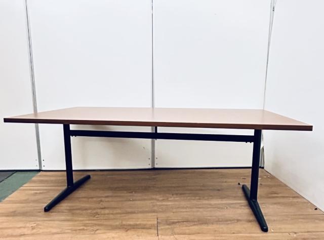 【1台入荷】お洒落なパブリック製カフェテーブルが入荷！中古　テーブル　会議　ミーティング　　ブラウン天板　ブラック脚　1800×900　オフィスバスターズ　梅田本店