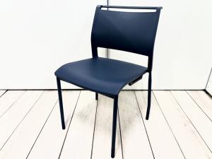 シンプルなデザインで使いやすい！重ねて収納可能なスタッキングチェア！会議室、共有スペースなどに！