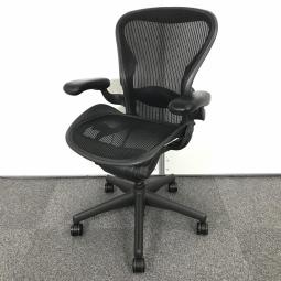 ※近日入荷予定※【圧倒的人気、知名度を誇るオフィスチェアの最高峰！】【シンプルなスタンダード仕様】■ハーマンミラー（HermanMiller）製　アーロンチェア　可動肘　背面・座面メッシュ　Bタイプ　ブラック《オフィスバスターズ福岡博多店は、福岡を拠点として、日本全国へ中古オフィス用品・オフィス家具を提供しております》