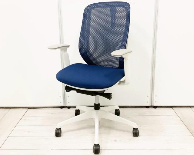 【背のカーブを変えられる！新感覚のオフィスシーティング！】■オカムラ　シルフィーチェア　可動肘付　背：ミディアムブルー／ 脚：ホワイト　■包み込まれるような快適な座り心地！【Okamrua　Sylphy】★