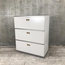 ※近日入荷予定※【書類をまとめて整理！引き出し式キャビネット】■イトーキ（ITOKI）製　シンラインシリーズ　3段ラテラル　ニューグレー　※取っ手日焼けあり　《オフィスバスターズ福岡博多店は、福岡を拠点として、日本全国へ中古オフィス用品・オフィス家具を提供しております》