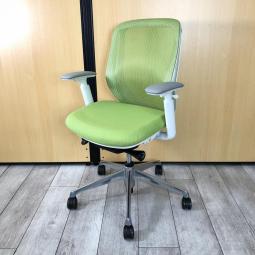 【在庫入替セール品！】【包み込まれるような快適な座り心地！】■オカムラ　シルフィーチェア　可動肘付　ライムグリーン　ホワイトボディ　ポリッシュ脚　■背のカーブを変えられる！新感覚のオフィスシーティング！【Okamrua　Sylphy】★