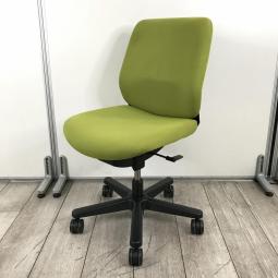 【全ての機能をコンパクトに！　クッション性が高く座り心地が良い！】　■イトーキ（ITOKI）製　トルテチェア（Torte）　肘無ローバック　■モスグリーン×ブラックシェル