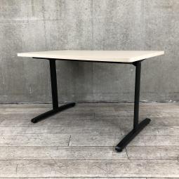 【オフィスを明るくおしゃれに魅せる木目ナチュラルカラー！カドに丸みのある売れ筋デザイン！4人用の会議・打合せ用のテーブルとして最適！】■オカムラ（okamura）製　8177シリーズ　ミーティングテーブル　W1200㎜　■木目ナチュラル/T字脚：ブラック