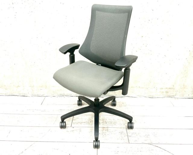【姿勢の変化にフレキシブルに対応する高機能メッシュチェア！】■イトーキ（ITOKI）製　エフメッシュチェア　肘付ハイバック　新型　■可動肘　■背面メッシュ 　■オフブラック【弊社使用欄：A01035251 K】