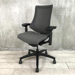 【姿勢の変化にフレキシブルに対応する高機能メッシュチェア！】■イトーキ（ITOKI）製　エフメッシュチェア　肘付ハイバック　新型　■可動肘　■背面メッシュ 　■オフブラック【弊社使用欄：A01035251 K】