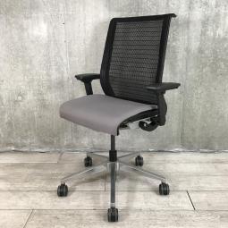 【ワイヤーが体にフィットするアメリカ発の大人気商品！長時間の着座ストレスを軽減！】■スチールケース（Steelcase）　シンク（ think）チェア　肘付き　ハイバック　メッシュバック　■可動肘　■背面：ブラック/座面：グレー【弊社使用欄：A01034092】
