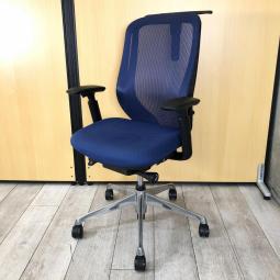 【前傾チルト機能付き】【オカムラ製品で最も人気を集める高機能メッシュチェア！】■オカムラ（okamura）製　シルフィ（Sylphy）　肘付き　ハイバック　背面メッシュ　■可動肘　■ハンガー付き　■インディゴブルー×ブラックシェル〈岐阜・愛知・三重・静岡・福井〉