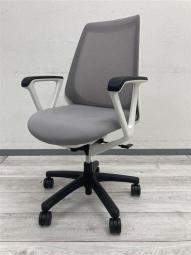 【コンパクトで使いやすい！】イトーキ　ノナチェア　グレー　ホワイトフレーム　肘付きOAチェア　〈岐阜・愛知・三重・静岡・福井〉
