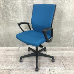 [在庫入れ替えSALE]【長時間のデスクワークもランバーが快適にサポート！オフィスの定番チェア！起業や入替に！】■オカムラ（okamura）製　エスクードチェア (ESCUDO)　肘付き　ハイバックチェア　■サークル肘　■ブルー　■ランバー付 　■