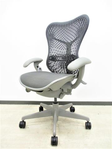 高級/オススメ/デザイナーズ家具　HermanMiller（ハーマンミラー）製　Mirra Chair（ミラチェア）　肘付ハイバック　グレー　可動肘　座面メッシュ 　ランバー付【BR】【外部倉庫品】