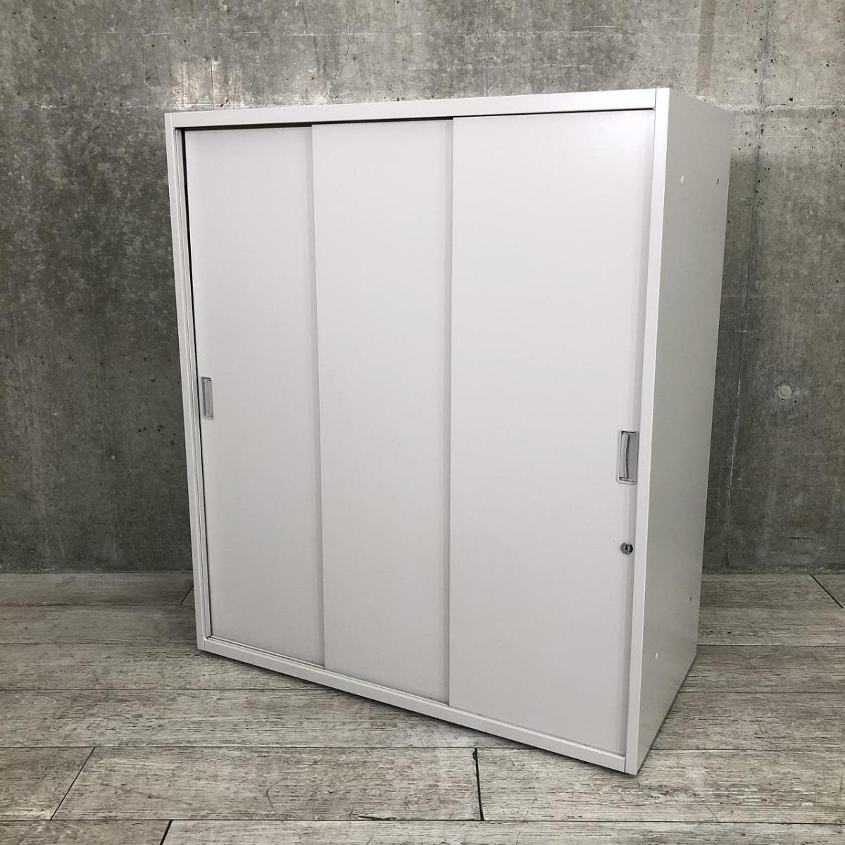 【スライド式なので開閉スペースに困りません！人気の３枚引き戸書庫！】■イトーキ (ITOKI)製　シンラインシリーズ　引き違い書庫　ローキャビネット　3枚引き戸　H1040㎜　■グレー　■シリンダー錠　※ベースなし
                        シンライン
                                    中古
            