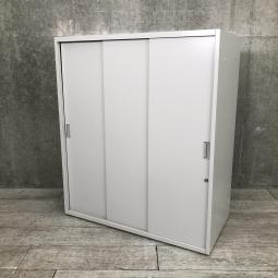 【スライド式なので開閉スペースに困りません！人気の３枚引き戸書庫！】■イトーキ (ITOKI)製　シンラインシリーズ　引き違い書庫　ローキャビネット　3枚引き戸　H1040㎜　■グレー　■シリンダー錠　※ベースなし