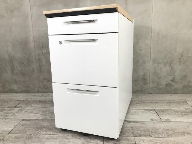 【収納と作業スペースを同時に確保！フリアドデスクや平机のお供に！】■コクヨ（KOKUYO）製　アイエス（iS）シリーズ　3段脇机　■W400×D700×H720㎜ 　■本体：ホワイト　天板：木目ナチュラル　■シリンダー錠【2506】弊社使用欄【A01022396】