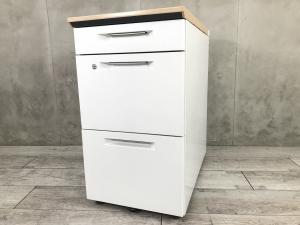 【収納と作業スペースを同時に確保！フリアドデスクや平机のお供に！】■コクヨ（KOKUYO）製　アイエス（iS）シリーズ　3段脇机　■W400×D700×H720㎜ 　■本体：ホワイト　天板：木目ナチュラル　■シリンダー錠【2506】弊社使用欄【A01022396】