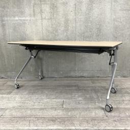 【折りたたみ収納が秀逸！スタイリッシュなデザインで高品質！】■オカムラ（okamura）製　インターアクトNT（INTER ACTNT）　サイドスタックテーブル　W1500×D600×H720mm　■キャスター付　■コンセント付き　■木目調ナチュラル天板【2506】弊社使用欄【A01021208】