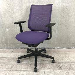 【テレワークにも最適!快適な座り心地と充実機能!】■コクヨ(KOKUYO)製 ミトラ(Mitra)チェア 肘付 ローバック 背面メッシュ ■固定肘 ■ディープパープル ×ブラックシェル