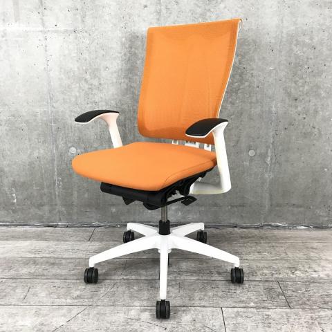 【座るとわかる快適さ・骨盤にしっかりフィットする！チェア自らが動き座る人の体を支える「おもてなし」の心を体現した高級チェア！ 】■イトーキ製（ITOKI）製　セレーオチェア (celeeo)　肘付き　ハイバック　■メッシュ背面　■固定肘　■アンバーオレンジ×ホワイトシェル