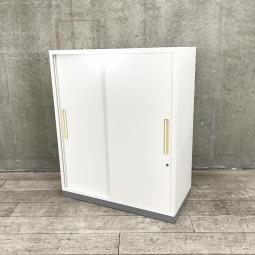 【人気の引き違い戸タイプ!取っ手が大きく使い勝手のよい定番キャビネット!】■イナバ(Inaba)製 TFシリーズ 引き違い書庫 ローキャビネット W900×D450㎜ ■ホワイト /ベース:グレー ■シリンダー錠 ※日焼けあり