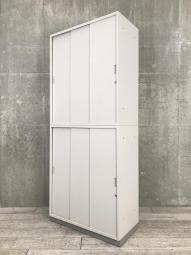 【定価約14万円】【3枚引き違い扉なので開閉スペースがいりません!省スペース化に貢献!】■イトーキ(ITOKI)製 シンライン (THIN LINE)シリーズ 上下引き違い書庫セット 3枚扉 ハイキャビネット ■ニューグレー ■シリンダー錠