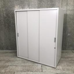 【定価約11万円】【スライド式なので開閉スペースに困りません！人気の３枚引き戸書庫！】■イトーキ (ITOKI)製　シンラインシリーズ　引き違い書庫　ローキャビネット　3枚引き戸　H1040㎜　■グレー　■シリンダー錠　※ベースなし