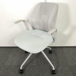 【オフィスに新しい風を吹き込むライトタスクチェア!】【腰回りをしっかりサポート!】■イトーキ製(ITOKI)製 キュアチェア(QuA) 肘付き ミーティングチェア ■背面樹脂メッシュタイプ 4本脚 キャスター付き ■固定肘 ■ペールアクアブルー×ライトグレーシェル