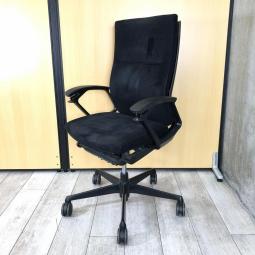 ※ひじ掛け部分に使用感ありのため、特価!【オカムラの最上級モデル!高級感と機能性を融合させたチェア!】■ハイバック 肘付き 背・座クロス張地(スエード調) 固定肘 ※サイド剥がれ有り ランバーサポート付き ブラック/オカムラ/デューク