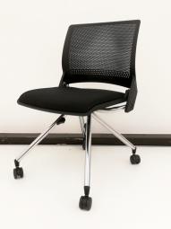 【在庫入替セール品！】【重ねてコンパクトに収納できる！背面のグラデーションパンチングで通気性が高く、適度なしなりで快適な座り心地！】■オカムラ（okamura）　クリール（COURIR）　ネスティングチェア　ミーティングチェア　背面メッシュ　肘無し　■ブラック