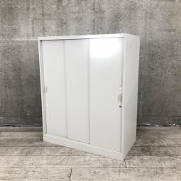 【お問い合わせの多い引違い書庫が入荷！スライド引き戸だから開閉スペースに困りません！】■オカムラ（okamura）製　レクトラインシリーズ　3枚引き戸タイプ　引違い書庫　ローキャビネット　■シリンダー錠　■ニューグレー【2508】弊社使用欄【A01029264】