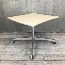 【リフレッシュスペースにもオススメ！】■オカムラ製　ミーティングテーブル　W870×D900×H720mm　ナチュラル木目カラー　カイトタイプ　単支柱　■フレキシブルに使えるキャスター付！【okamura　Aption Free】【関東倉庫在庫品】【弊社使用欄：A01013649】