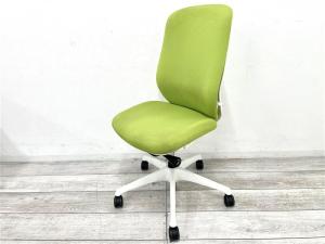 オカムラ製　シルフィーシリーズ　ライムグリーン　ホワイトフレーム　背面クッション　コートハンガー付き　快適な座り心地を実現！　人気シリーズの背面クッションモデル！　肘無しハイバックチェア！！
