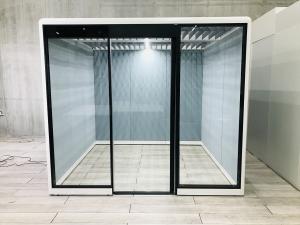 【4～6名様使用のセミクローズワークブース！スタイリッシュなガラス扉！】■オカムラ（okamura）　スノーハット（Snow Hut）　　グループ（Group）多人数用　Bタイプ　■W2400×D2400×H2100㎜　■照明付き　■フレーム：ブラック　パネル： グレー【ABW商材】【関東倉庫在庫品】【弊社使用欄：A01001823】