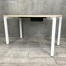 【スタイリッシュなミーティングテーブル！オフィスデスクとしてもお使いいただけます！】■コクヨ（KOKUYO）　ワークフィットシリーズ　ミーティング　平机　W1200×D600　■配線口　■天板：木目ナチュラル/脚：ホワイト