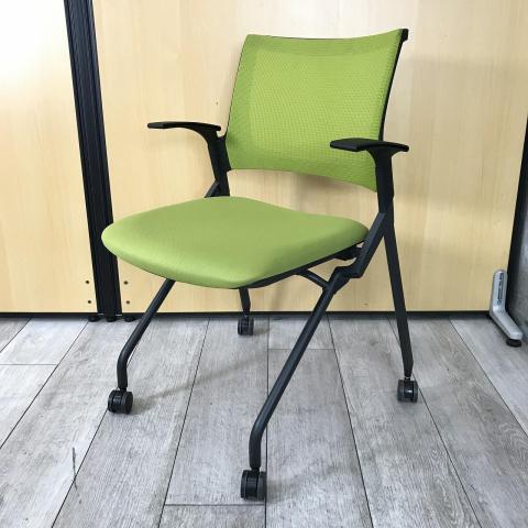 【重ねて収納可能!さまざまな場面で活躍するミーティングチェア!】■イトーキ(ITOKI)製 モノン(Monon)チェア ネスティングチェア ■背面メッシュ ■固定肘付き ■キャスター付き ■グリーン×ブラックシェル