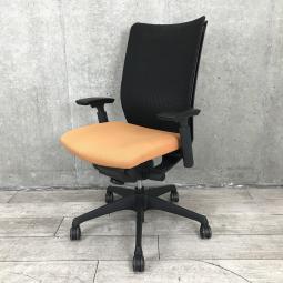 【関東倉庫在庫品】【ワーカーの動きに反応する快適チェア！】■オカムラ製　ヴィスコンテ　肘付ハイバックチェア　■オレンジ＆ブラック【弊社使用欄：A00997173】【ECBMC】